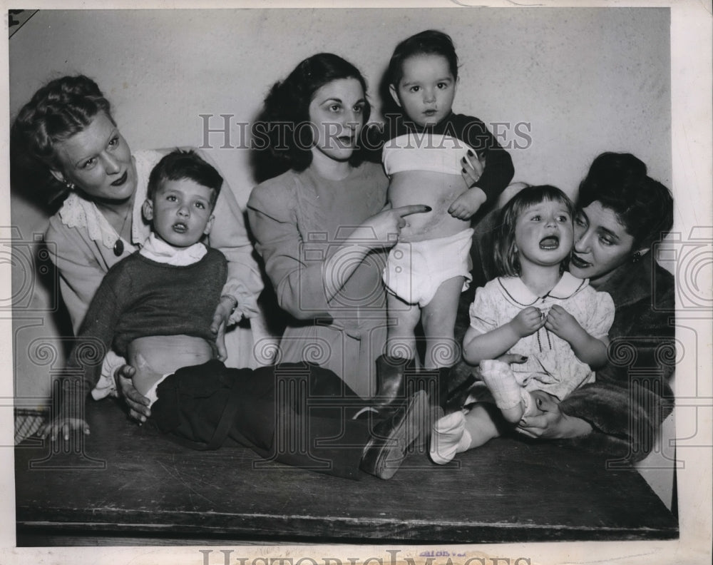 1948 Press Photo Chicago Mothers Protest Dangerous Housing Conditions - Historic Images