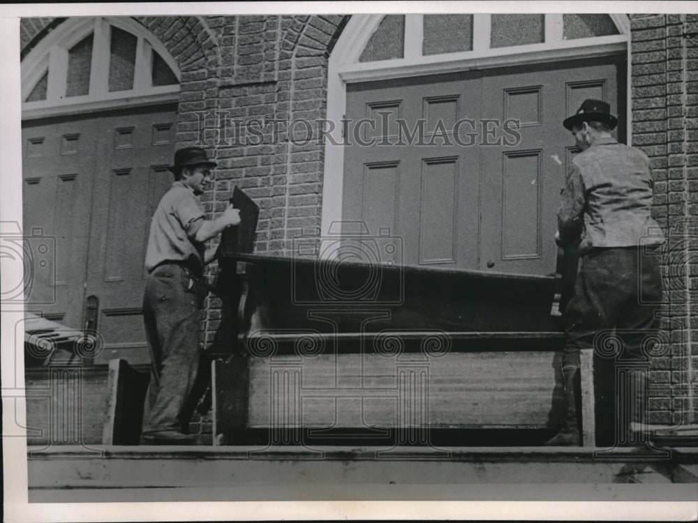 1938 Press Photo Barricading Door to Prevent Rev Simon Bodkowski from Being Tran - Historic Images