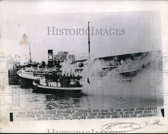 1940 Press Photo Ship Catches Fire Just Before Departure - Historic Images