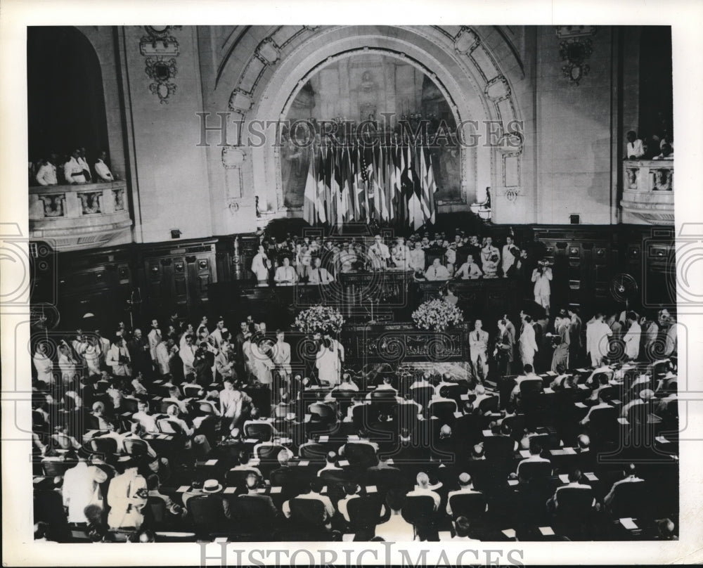 1942 Press Photo President of Brazil Getulio Vargas in Tirandetes Palace - Historic Images