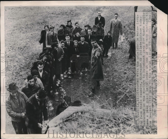 1949 Philadelphians Disgusted With Their Water Go to Spring - Historic Images