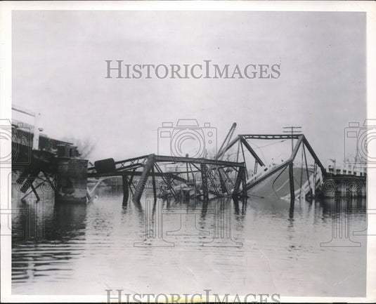 1946 Press Photo 8 Ton Load Limit Bridge Collapsed County Owned Truck Too Heavy - Historic Images