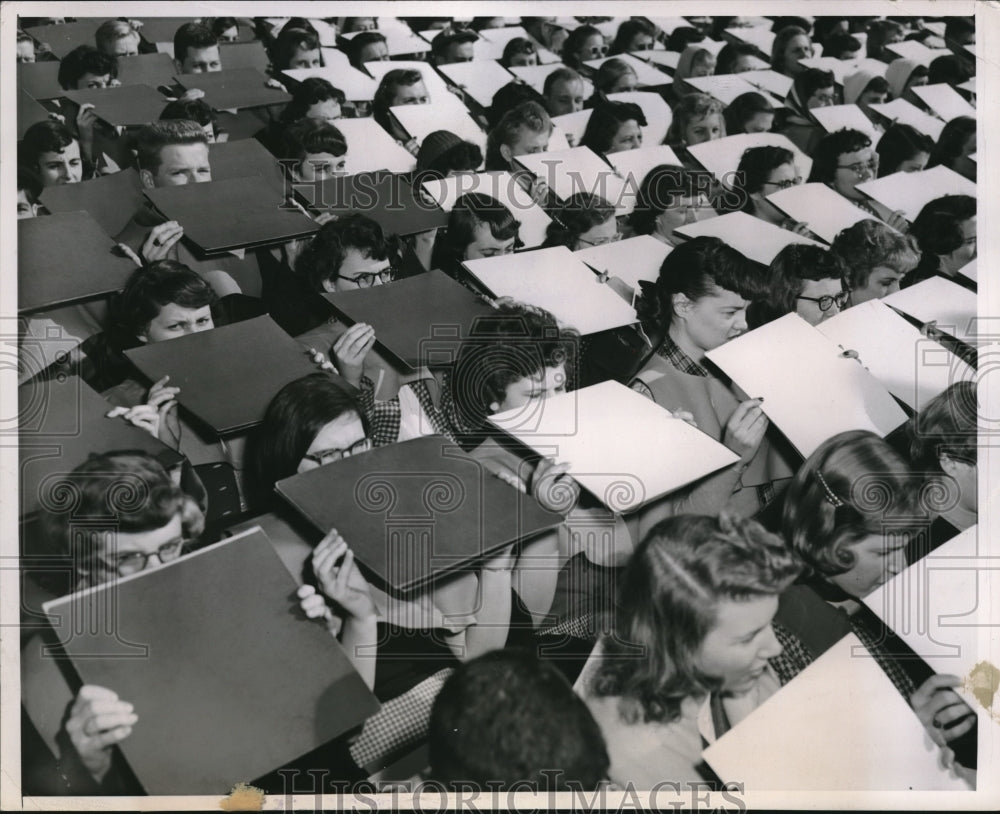 1951 Press Photo University of Illinois students holding color cards for stunt-Historic Images