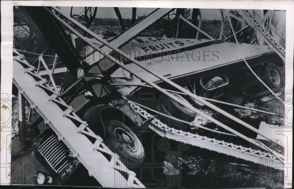 1950 Press Photo Robert Hill &amp; Robert Kelso Dropped into Mill Creek in Truck-Historic Images