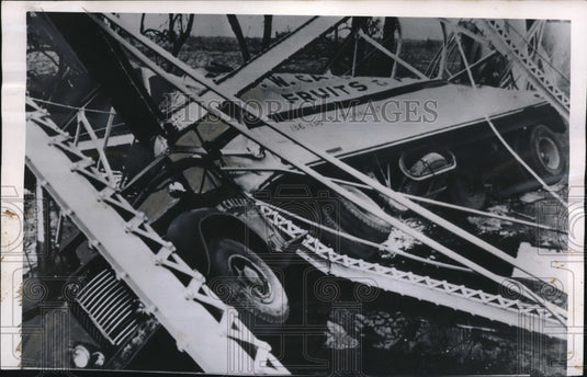 1950 Press Photo Robert Hill & Robert Kelso Dropped into Mill Creek in Truck-Historic Images