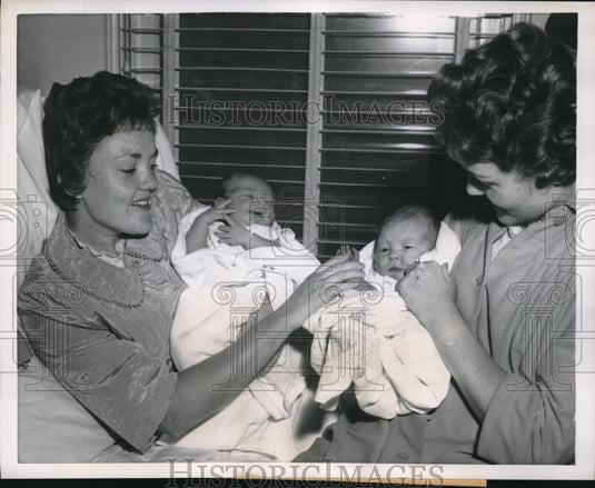 1959 Twin Sisters Marilyn Self & Carilyn Tittle Pose - Historic Images