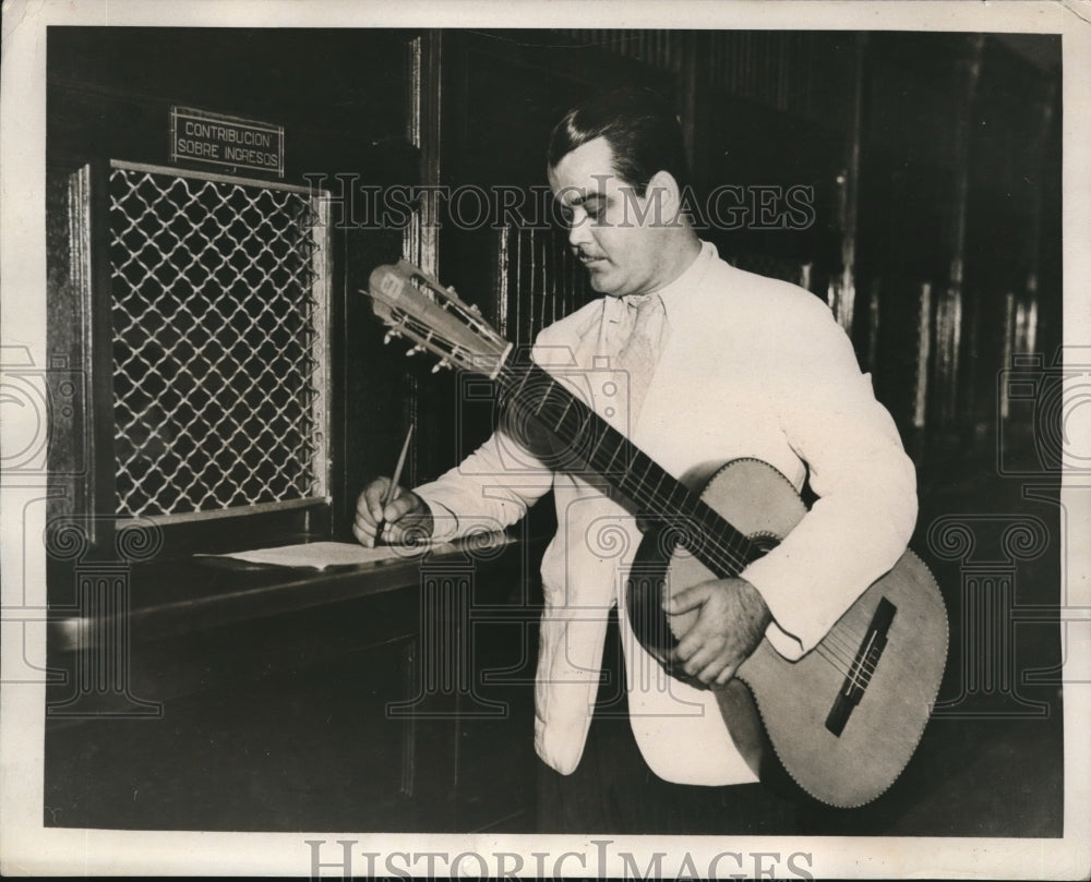 1939 Press Photo Julio Guinga Gets License to Serenade Puerto Rican Belles-Historic Images