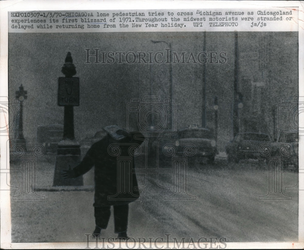 1970 pedestrian try crossing Michigan ave during blizzard in Chicago - Historic Images