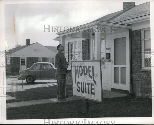 1953 Press Photo Jim Chanuler real estate editor of Cleveland Press - Historic Images