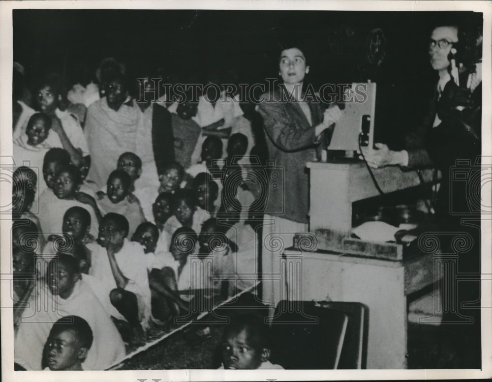 1956 Press Photo The US Information Association showing movie in Africa - Historic Images