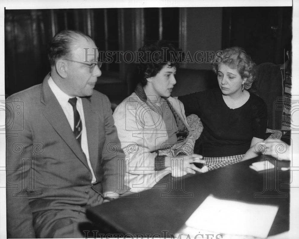 1960 Press Photo Charles Vaughn Mrs Genevieve Grail Paul Zuettschai-Historic Images