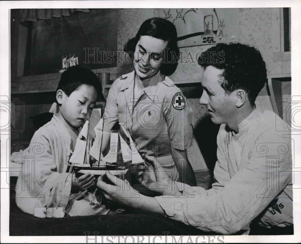 1952 Press Photo Pvt. Sleasman Gives Toy to Korean Child in Red Cross Hospital-Historic Images