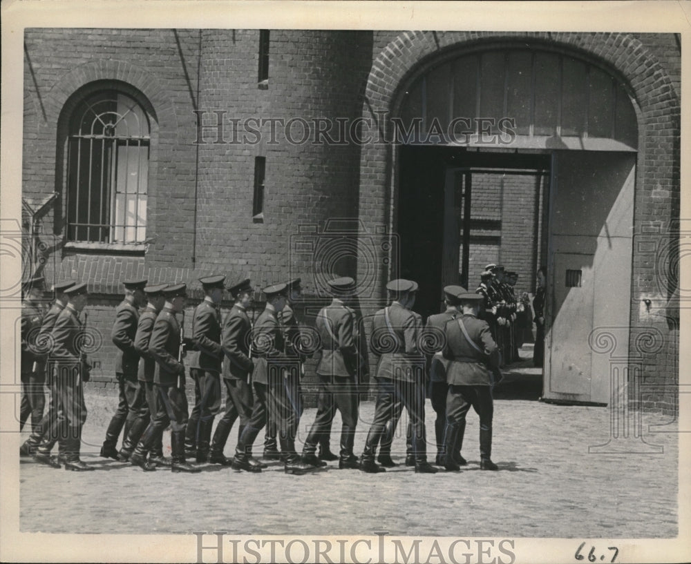 1961 Press Photo Russian Guards Arrive at Spandad Prison West Berlin After WWII-Historic Images