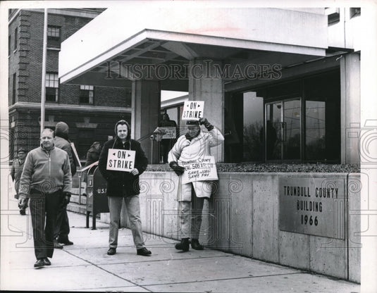 1966 Press Photo Trumbull County workers picket at County Adm bldg-Historic Images