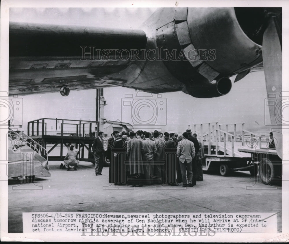 1951 Press Photo Newsmen waiting for arrival of Gen MacArthur at San Francisco - Historic Images