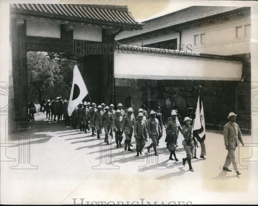 1933 Laborers Leaving Sakuradamon Gate of Japanese Palace to Manchuo - Historic Images