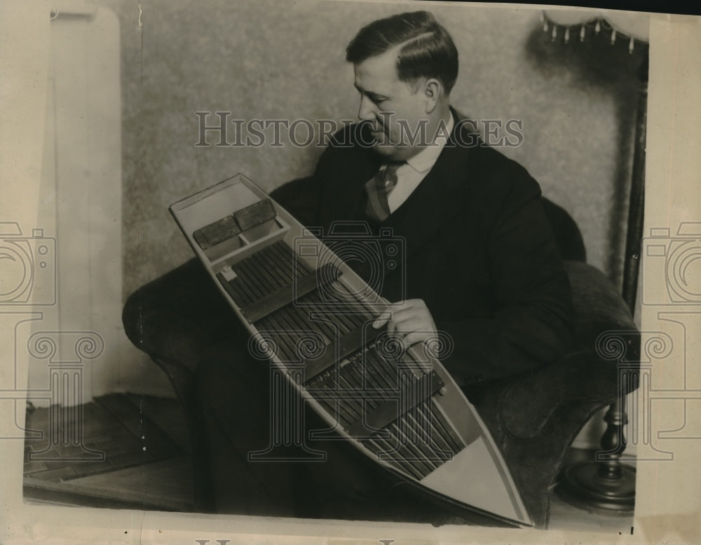 1928 Press Photo Frank Sochuret w/ his invented a self emptying boat - Historic Images