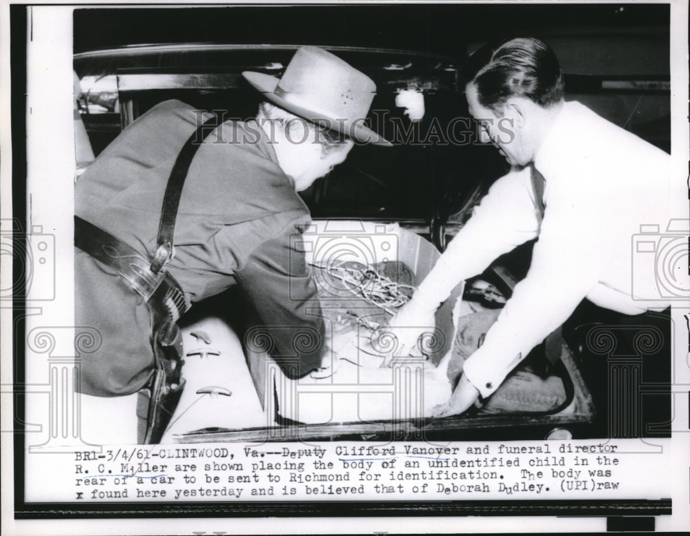 1961 Press Photo Deputy Clifford Vanover Places Deborah Dudleys Body In Hearse - Historic Images