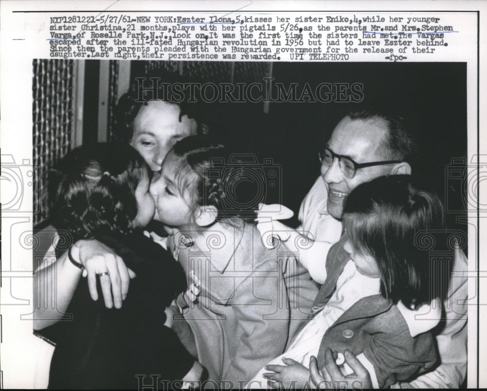 1961 Vargas Sisters Kiss At First Meeting After Hungarian Revolution - Historic Images