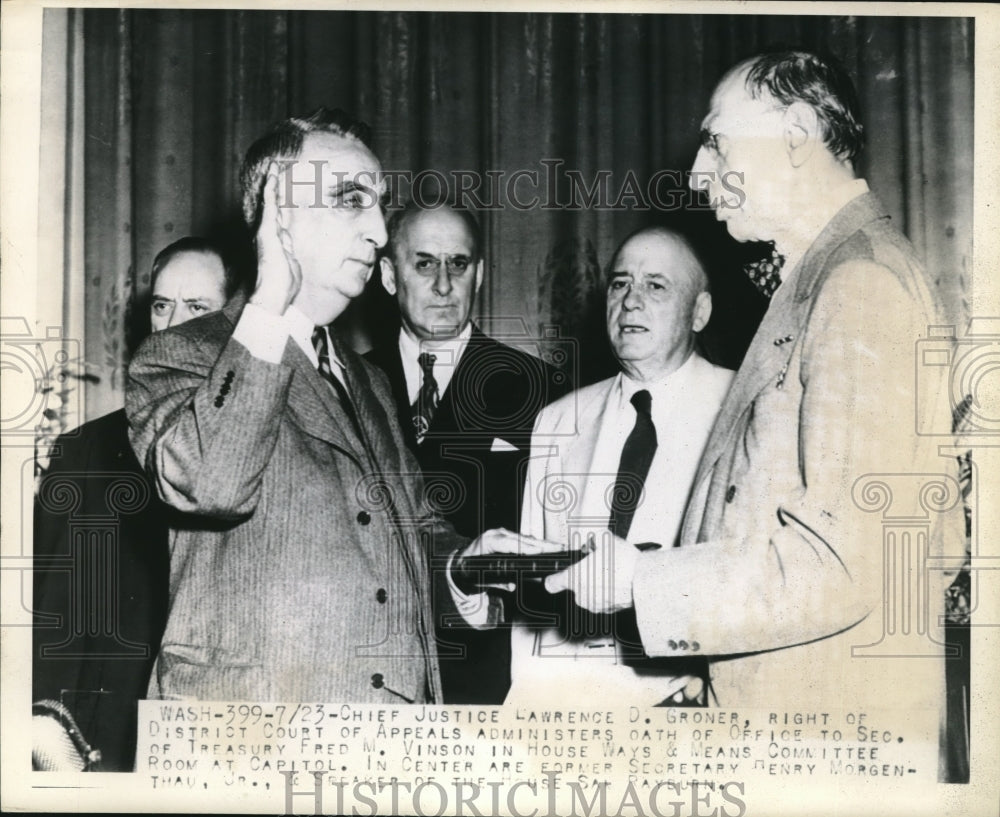 1945 Press Photo Justice Lawrence Groner Sec. of Treasury Fred Vinson Gives Oath - Historic Images