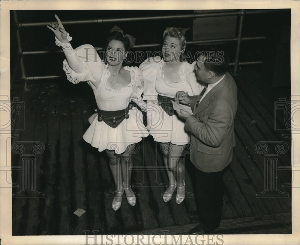 1941 Press Photo Optometrist Harold Simmerman With White Costume Beauty Queens-Historic Images