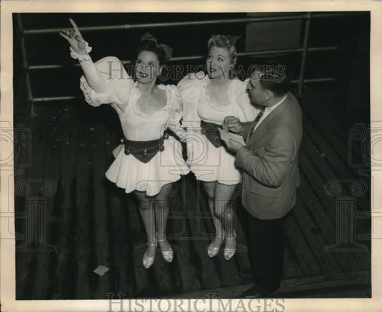 1941 Press Photo Optometrist Harold Simmerman With White Costume Beauty Queens-Historic Images