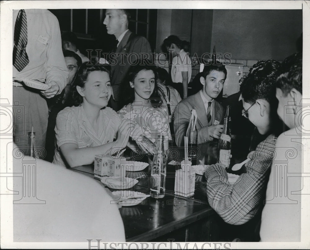 1942 Press Photo Marina Prajnevsky And Friends Stop At Lunch Counter For Snack-Historic Images