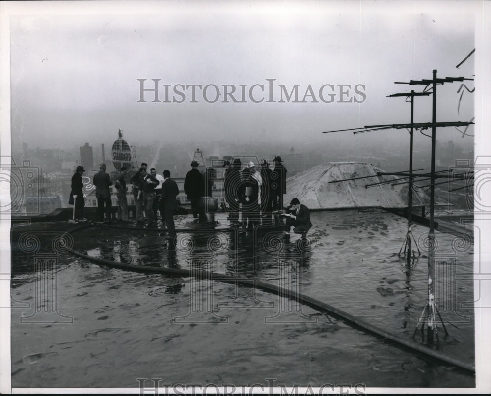 1960 Press Photo Firemen Hose Down Conrad Hilton Roof in Chicago After Fire - Historic Images