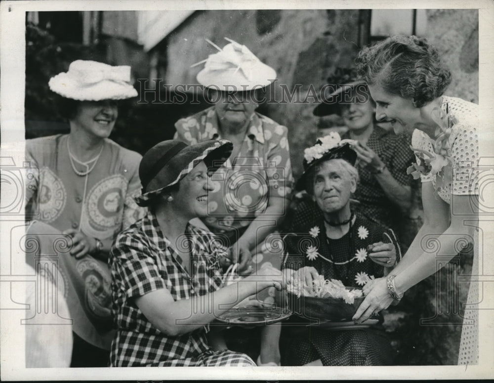 1942 Press Photo Vivien Kellems Announces Candidacy for Congress - Historic Images