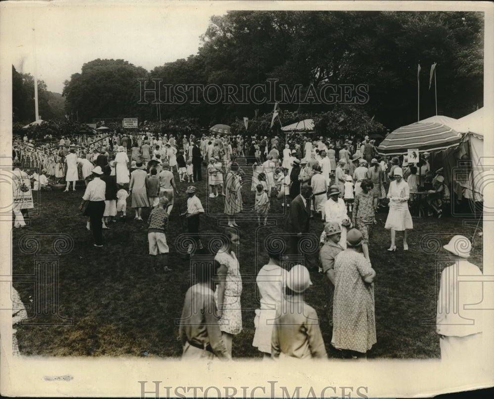 1928 Press Photo Grab Tree At Street Fair In Hampton LI - Historic Images