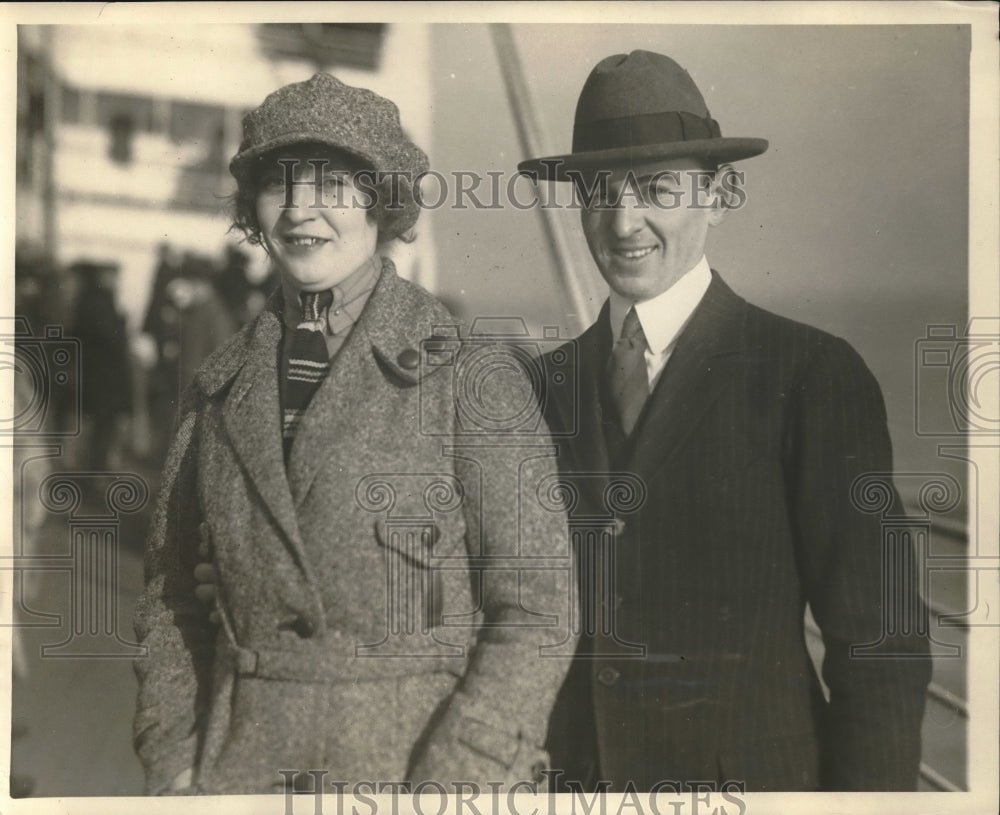 1922 Mr and Mrs E.E. Voss arrive from France where he was American - Historic Images