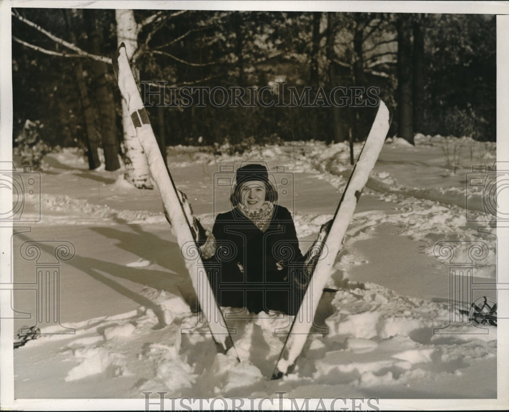 1938 Press Photo Peggy Wagenhen skis - Historic Images