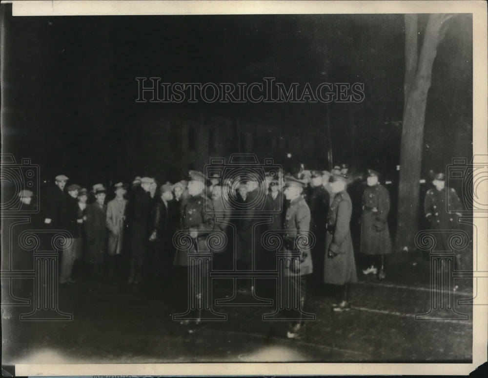 1928 Press Photo Flint MI crowd demand Hotelling a killer of small girl - Historic Images