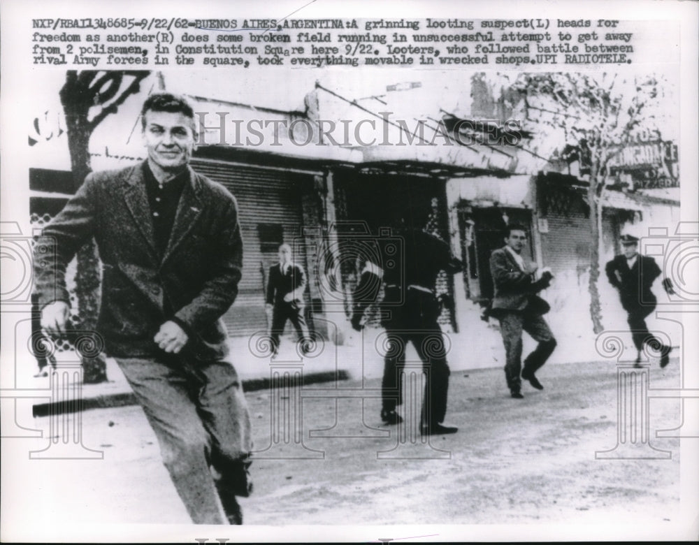 1962 Buena Aires, Looters run from police - Historic Images