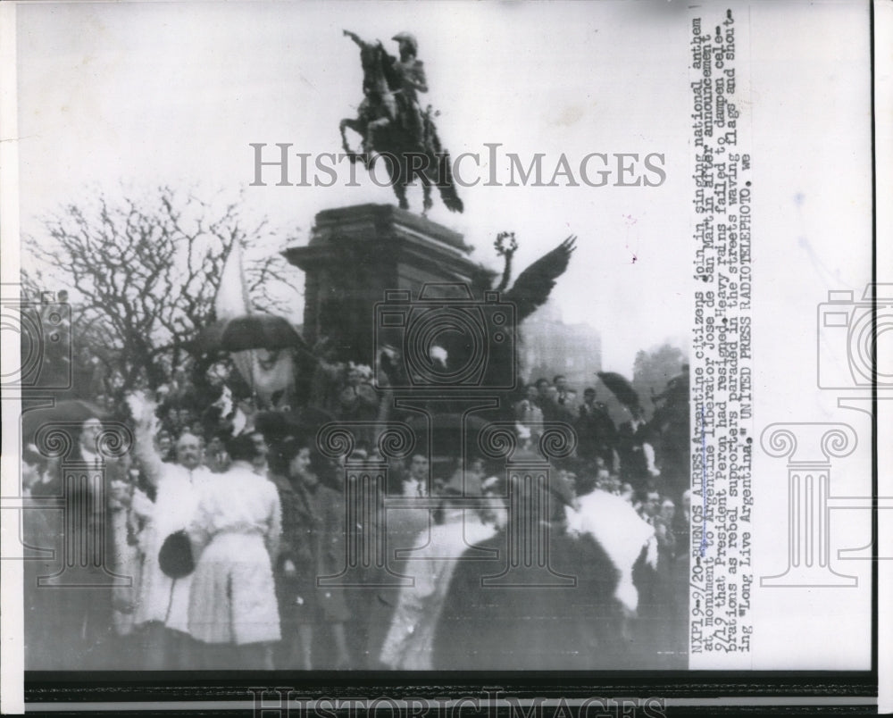 1955 Press Photo Argentine Citizens Celebrate at Monument of Jose de San Martin - Historic Images