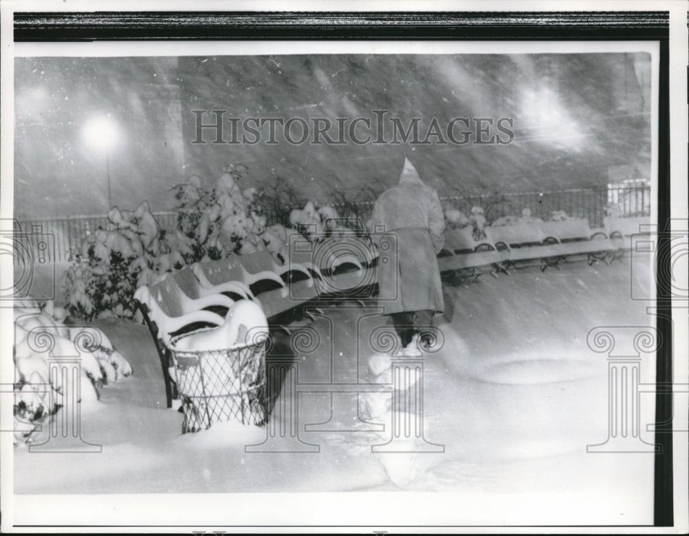 1960 Press Photo Man Bundled in a Coat Walking in Heavy Snow Covered Area - Historic Images