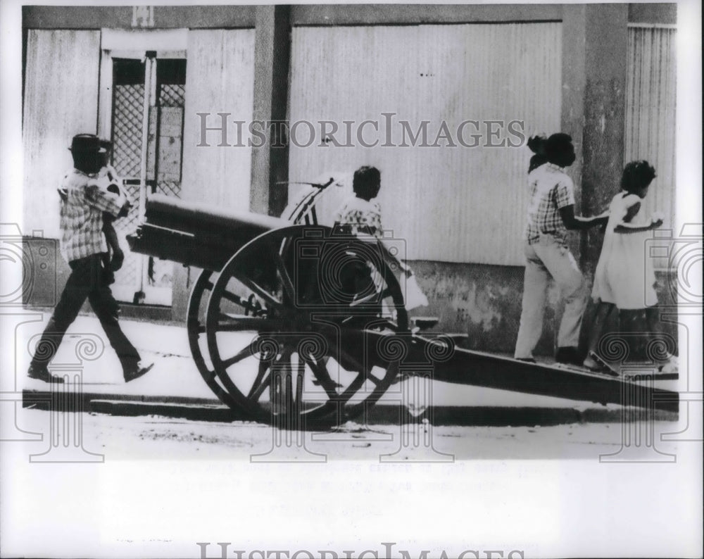 1965 Press Photo Two Families Seek Safety from Rebels in Santo Domingo - Historic Images