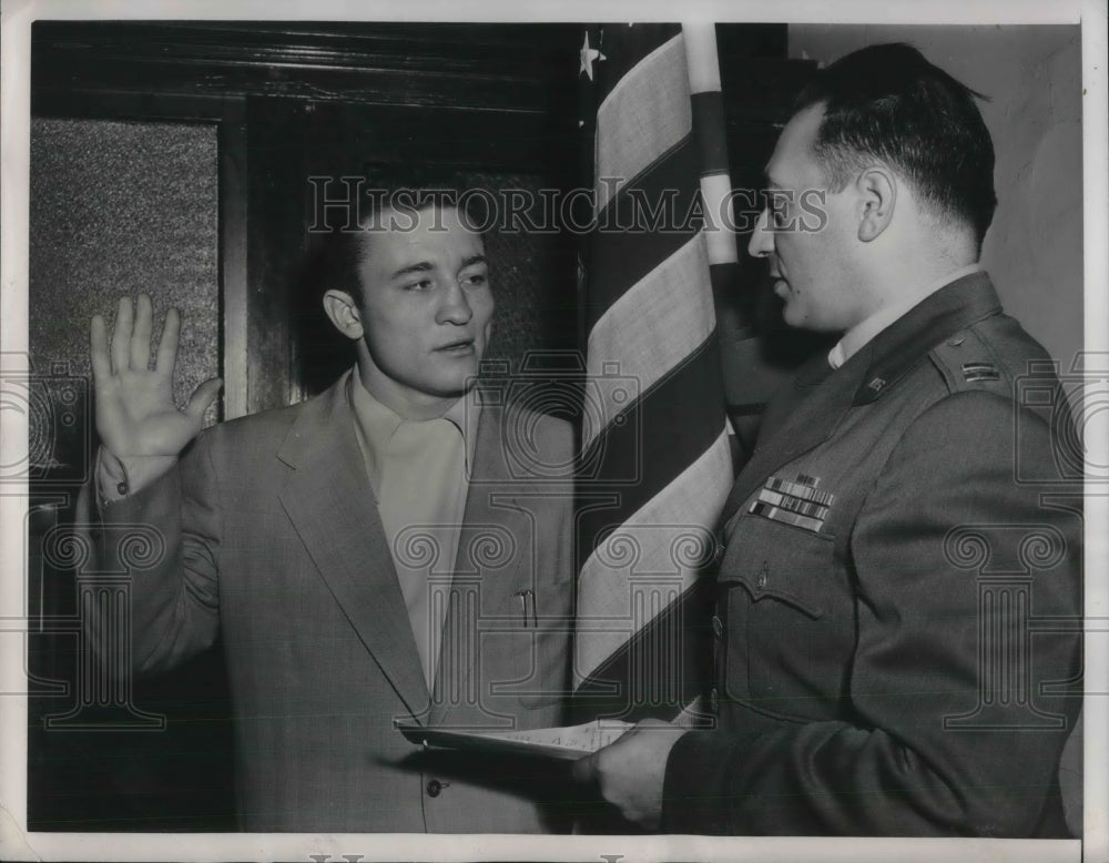 1951 Press Photo Middleweight Boxer Paddy Young Sworn into the U.S. Army-Historic Images