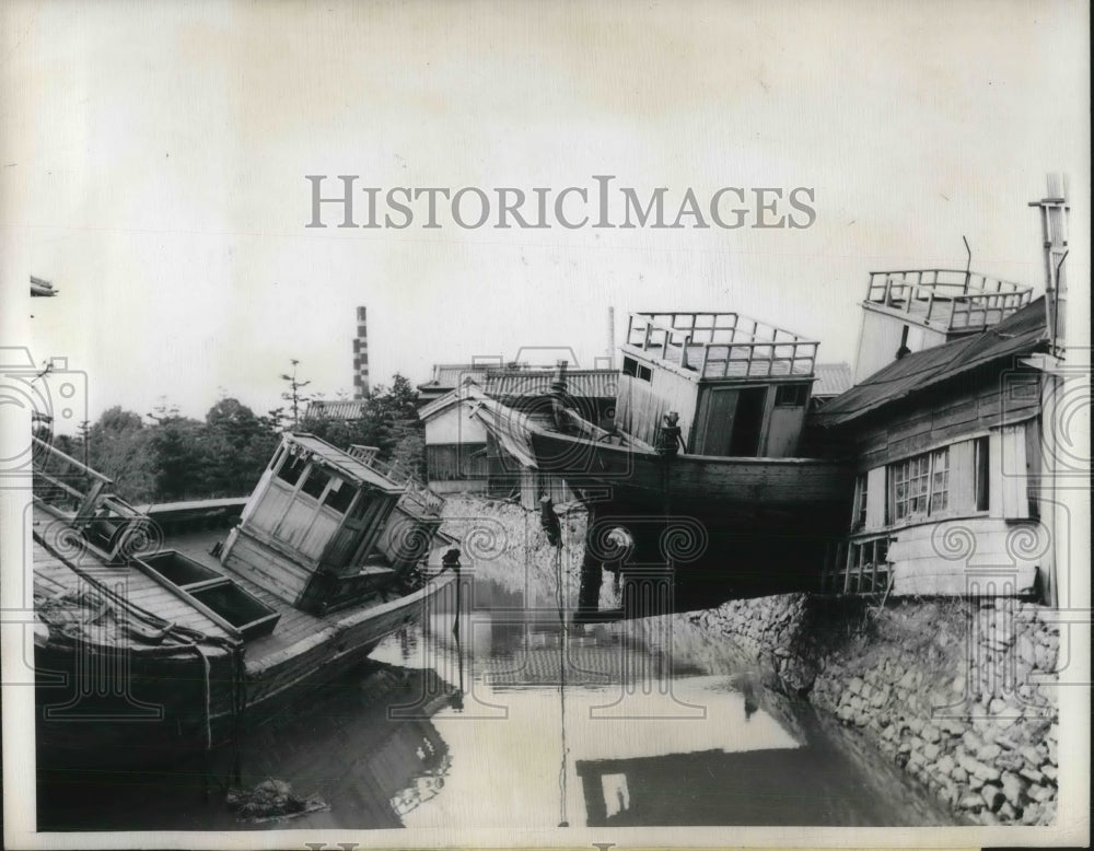 1946 Press Photo Tidal Wave Effects on Village of Utsumi, Japan - Historic Images