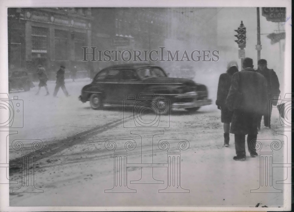 1945 Press Photo Duluth, Minn. worst snowstorm of the season makes driving hazar - Historic Images