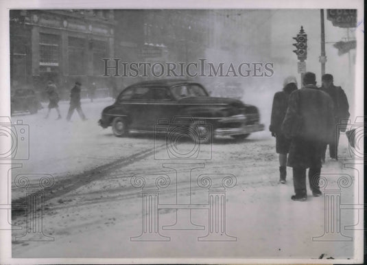 1945 Press Photo Duluth, Minn. worst snowstorm of the season makes driving hazar - Historic Images