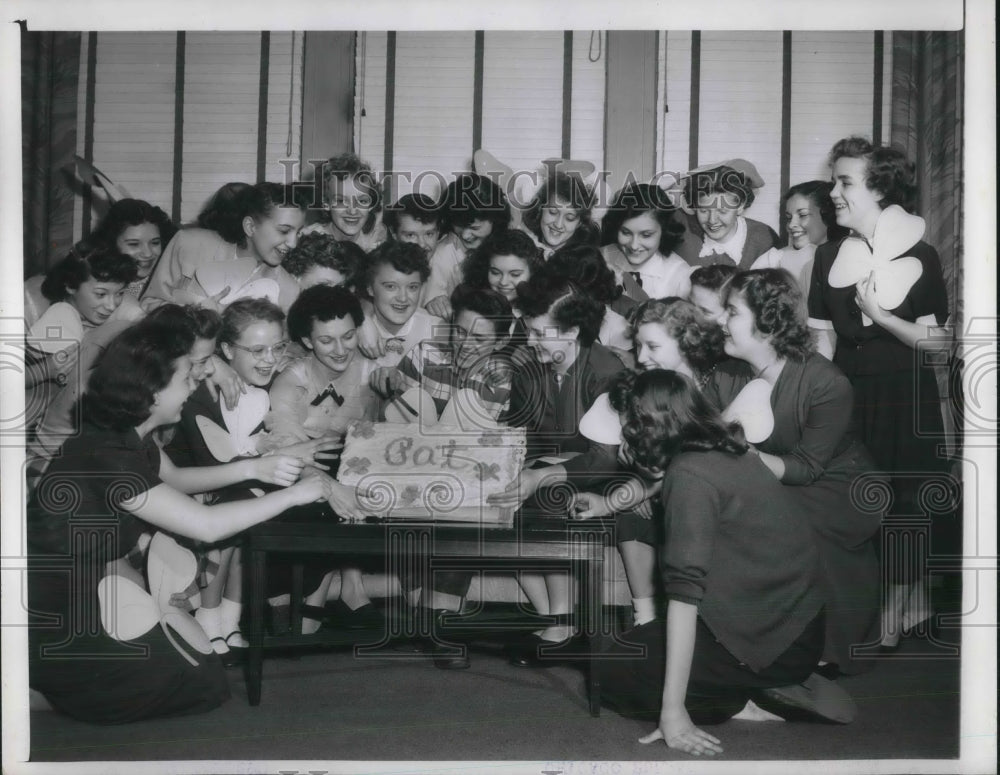 1952 Press Photo St. Patrick&#39;s Day Party at Harper High School in Chicago, IL-Historic Images