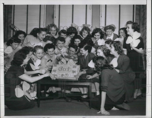 1952 Press Photo St. Patrick's Day Party at Harper High School in Chicago, IL-Historic Images