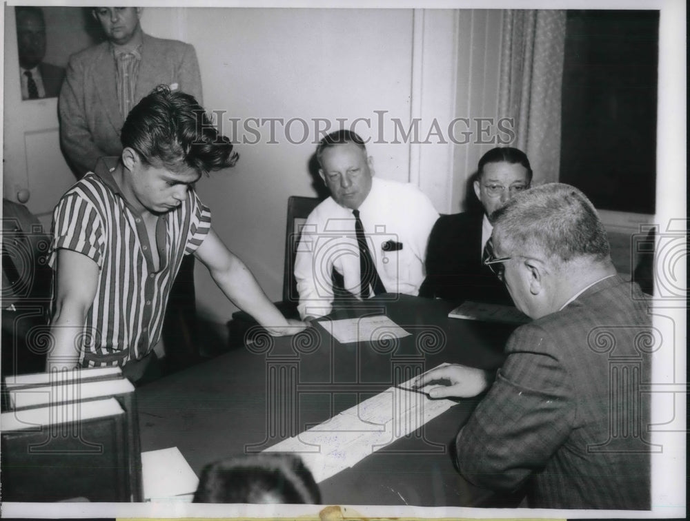 1960 Aurora, Ill Ed Vargas arraigned by Judge CL Reterer of Theft - Historic Images
