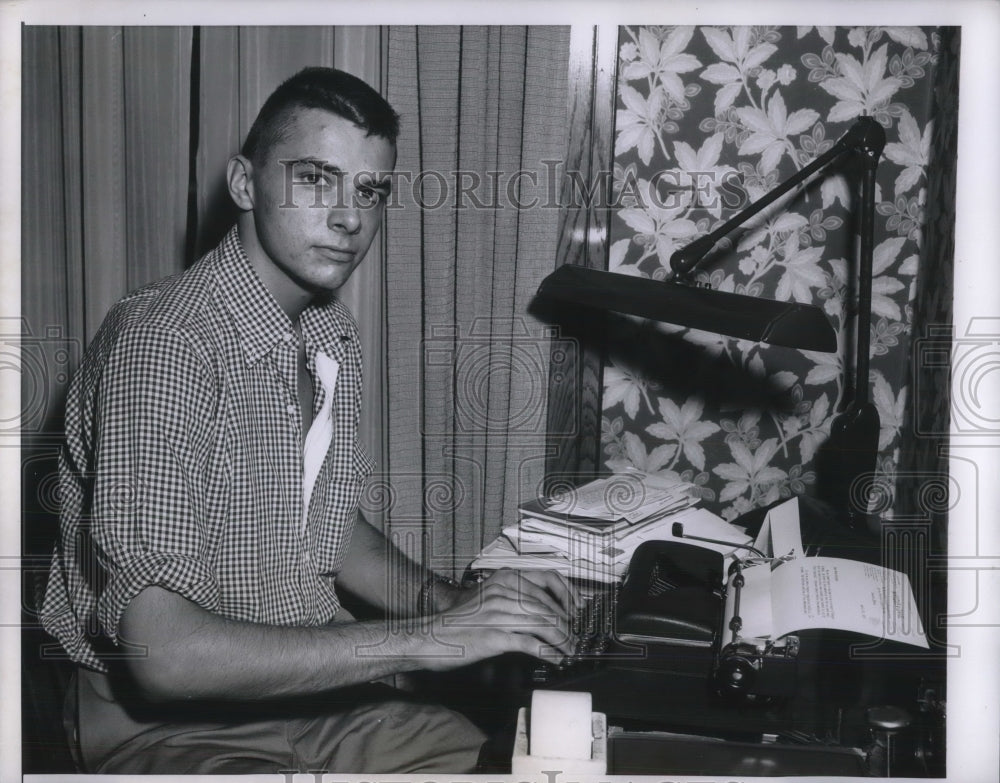 1957 Press Photo Marine Priv. Peter Green Of Chicago Seeks Non-Combatant Status - Historic Images