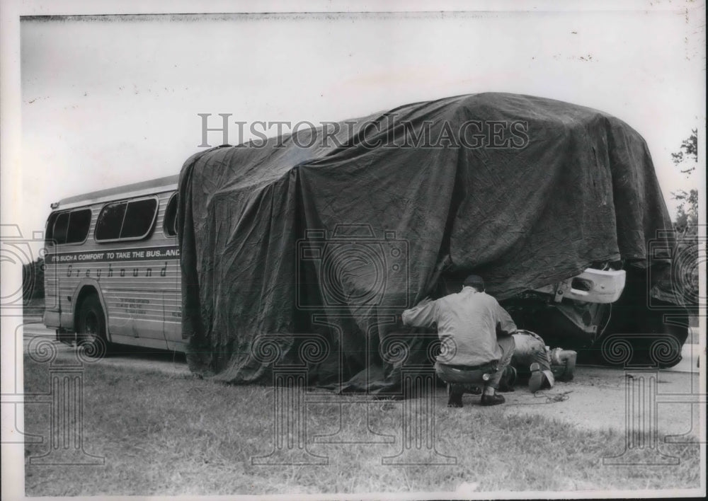 1962 Press Photo Police Investigate Greyhound Bus Accident In Ohio - Historic Images