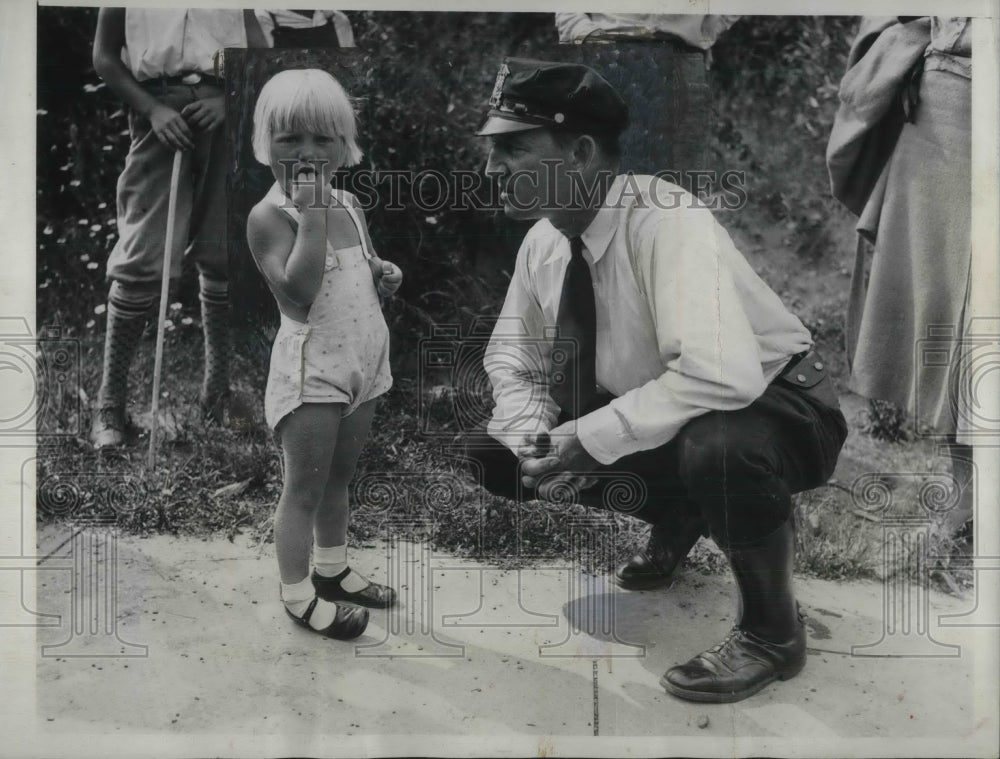 1934 Press Photo Ruth Schwimgerman Asks Policeman For Information-Historic Images