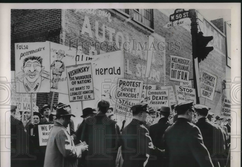 1953 Press Photo NYC, Soviet Minister A Vishinsky &amp; other diplomats arrive - Historic Images