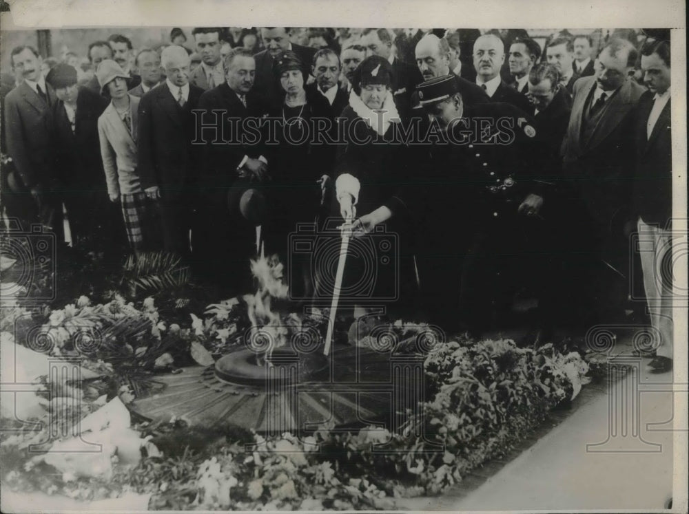 1930 Paris, Mrs Charles Robinson at Tomb of Unknown Soldier - Historic Images