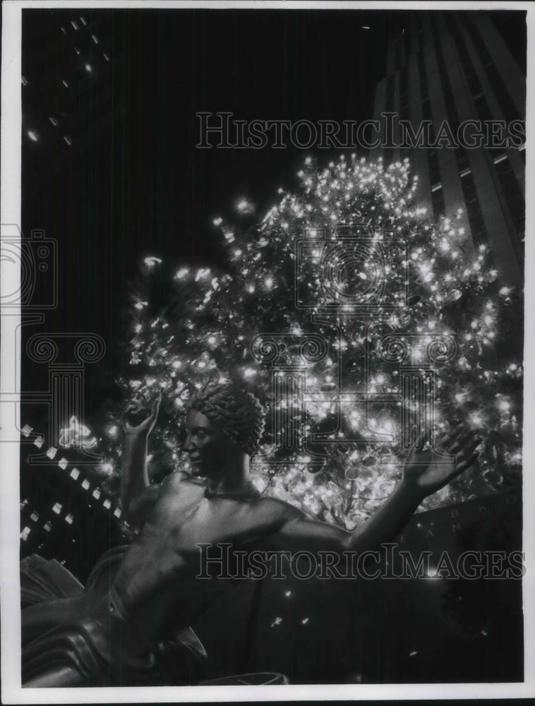 1964 Press Photo NYC, statue of Prometheus Unchained at Rockefeller Plaza Xmas-Historic Images